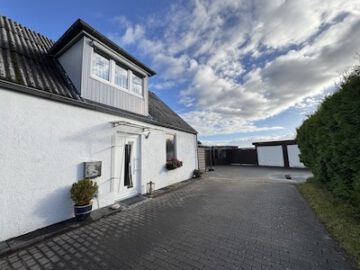 #IMMOTIONAL - HERRLICH GELEGENES EINFAMILIENHAUS IN CUXHAVEN MIT GROßEM GRUNDSTÜCK - Einfahrt:Hauseingang