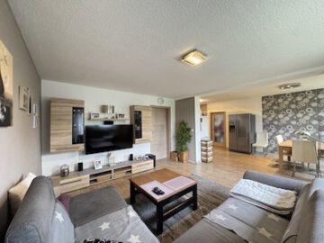 #IMMOTIONAL - HERRLICH GELEGENES EINFAMILIENHAUS IN CUXHAVEN MIT GROßEM GRUNDSTÜCK - Wohnzimmer mit Blick zur Küche