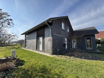 #IMMOTIONAL - JUNGES EINFAMILIENHAUS MIT GEWERBEEINHEIT NACH ÖKOLOGISCHEM KONZEPT - Blick zum Hauseingang