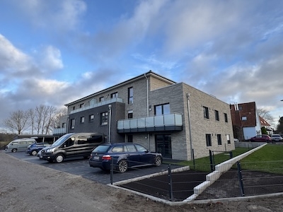 # IMMOTIONAL - KLIMAFREUNDLICHE NEUBAUWOHNUNG MIT EIGENEM GARTENBEREICH - Straßenansicht