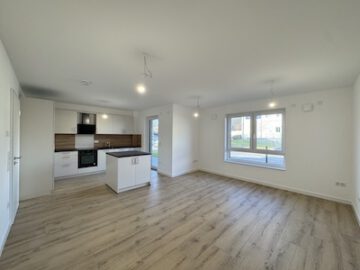 # IMMOTIONAL - KLIMAFREUNDLICHE NEUBAUWOHNUNG MIT EIGENEM GARTENBEREICH - Wohnzimmer und Küche