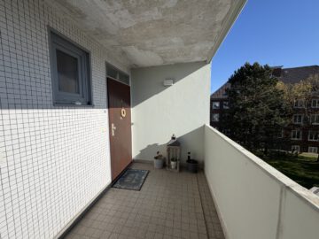 #IMMOTIONAL HELLE 2-ZIMMER-WOHNUNG IN GEESTEMÜNDE - Laubengang mit Blick zur Wohnungstür