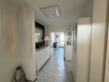 #IMMOTIONAL HELLE 2-ZIMMER-WOHNUNG IN GEESTEMÜNDE - Flur mit Blick zur Küche