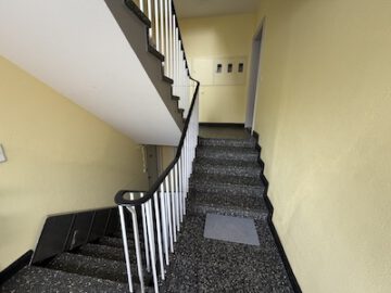 #IMMOTIONAL RENOVIERTE 3-ZIMMER-WOHNUNG IN ZENTRALER LAGE - Treppenaufgang Hauseingang