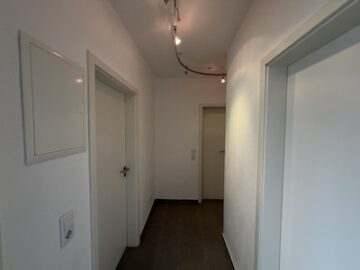 #IMMOTIONAL RENOVIERTE 3-ZIMMER-WOHNUNG IN ZENTRALER LAGE - Flur