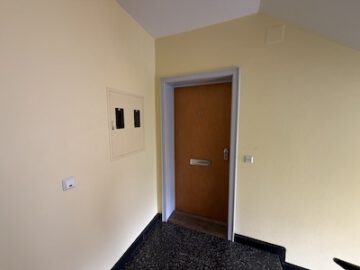#IMMOTIONAL RENOVIERTE 3-ZIMMER-WOHNUNG IN ZENTRALER LAGE - Wohnungseingang 4. OG