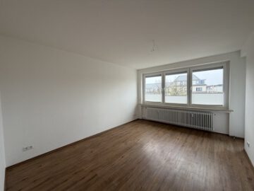 #IMMOTIONAL RENOVIERTE 3-ZIMMER-WOHNUNG IN ZENTRALER LAGE - Wohnzimmer