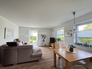 #IMMOTIONAL - Vermietete Eigentumswohnung im Betreuten Wohnen – attraktive Kapitalanlage in Dorum - Wohnzimmer.1