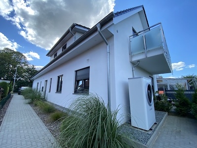 #IMMOTIONAL HELLE 3-ZIMMER-WOHNUNG MIT TERRASSE UND GARTEN IN LANGEN - Vorderansicht Haus