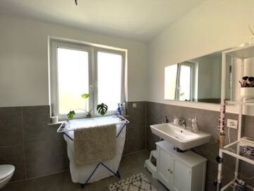 #IMMOTIONAL HELLE 3-ZIMMER-WOHNUNG MIT TERRASSE UND GARTEN IN LANGEN - Badezimmer