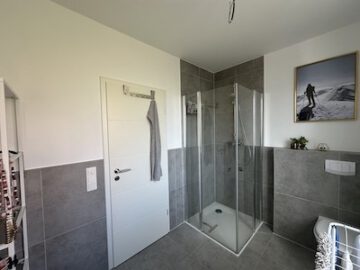 #IMMOTIONAL HELLE 3-ZIMMER-WOHNUNG MIT TERRASSE UND GARTEN IN LANGEN - Badezimmer mit Dusche
