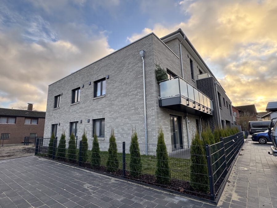 # IMMOTIONAL - KLIMAFREUNDLICHE NEUBAUWOHNUNGEN NACH QNG IN BAD BEDERKESA - WOHNUNG 1 - Seitenansicht