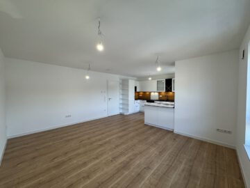 # IMMOTIONAL - KLIMAFREUNDLICHE NEUBAUWOHNUNGEN NACH QNG IN BAD BEDERKESA - WOHNUNG 10 - Blick zur Küche