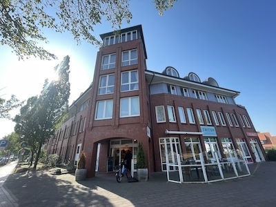 #IMMOTIONAL - 3 - ZIMMERWOHNUNG MIT BALKON IM HERZEN VON HEMMOOR - Außenansicht