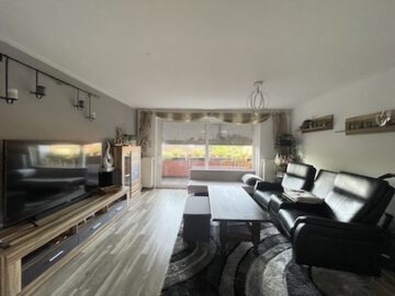 #IMMOTIONAL - 3 - ZIMMERWOHNUNG MIT BALKON IM HERZEN VON HEMMOOR - Wohnzimmer