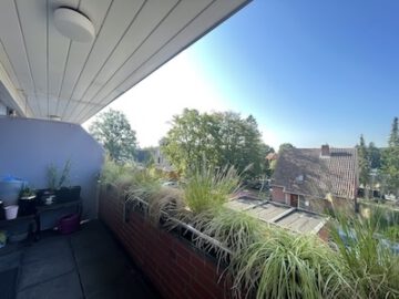 #IMMOTIONAL - 3 - ZIMMERWOHNUNG MIT BALKON IM HERZEN VON HEMMOOR - Ausblick Balkon