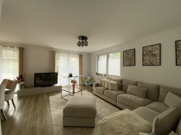 #IMMOTIONAL ERDGESCHOSS-WOHNUNG MIT GARTENBEREICH NÄHE SPECKENBÜTTELER PARK - Wohnzimmer mit Blick zur Terrasse