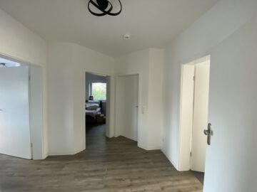 #IMMOTIONAL 3-ZIMMER-WOHNUNG MIT BALKON IN NEUENWALDE - Flur mit Blick von der Eingangtür