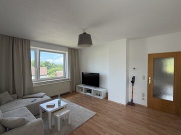 #IMMOTIONAL HELLE 2-ZIMMER-WOHNUNG MIT GROßZÜGIGER DACHTERRASSE IN BAD BEDERKESA - Wohnzimmer