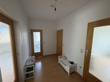 #IMMOTIONAL HELLE 2-ZIMMER-WOHNUNG MIT GROßZÜGIGER DACHTERRASSE IN BAD BEDERKESA - Flur mit Blick zum Schlafzimmer