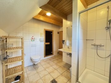 #IMMOTIONAL - WUNDERSCHÖNES FERIENHAUS DIREKT AM KREIDESEE IN HEMMOOR - Badezimmer mit Sauna
