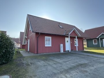 #IMMOTIONAL - WUNDERSCHÖNES FERIENHAUS DIREKT AM KREIDESEE IN HEMMOOR - Vorderansicht