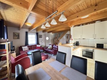 #IMMOTIONAL - WUNDERSCHÖNES FERIENHAUS DIREKT AM KREIDESEE IN HEMMOOR - Wohn- und Küchenbereich