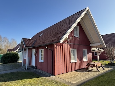 #IMMOTIONAL - WUNDERSCHÖNES FERIENHAUS DIREKT AM KREIDESEE IN HEMMOOR - Seitenansicht