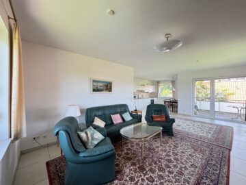 #IMMOTIONAL - MODERNE BARRIEREARME 2-ZIMMER-WOHNUNG MIT BALKON IN BAD BEDERKESA - Wohnzimmer mit Blick zur Küche