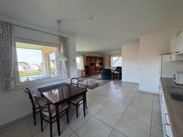 #IMMOTIONAL - MODERNE BARRIEREARME 2-ZIMMER-WOHNUNG MIT BALKON IN BAD BEDERKESA - Küchen- und Essbereich mit Blick zum Wohnzimmer