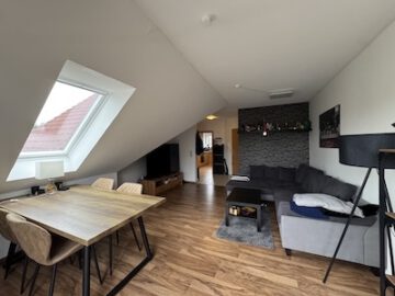 #IMMOTIONAL - HELLE 3 ZIMMER-WOHNUNG MIT BALKON IN RUHIGER LAGE VON LANGEN - Wohnzimmer Bild 2
