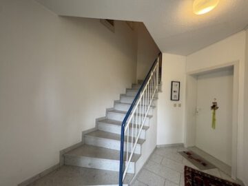 #IMMOTIONAL - HELLE 3 ZIMMER-WOHNUNG MIT BALKON IN RUHIGER LAGE VON LANGEN - Treppenhaus