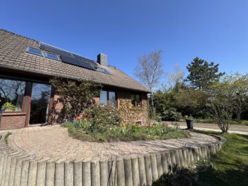 #IMMOTIONAL GROßZÜGIGES EINFAMILIENHAUS - MIT EINLIEGERWOHNUNG IN MIDLUM - Rampe zum Wohnzimmer