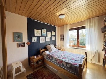 #IMMOTIONAL GROßZÜGIGES EINFAMILIENHAUS - MIT EINLIEGERWOHNUNG IN MIDLUM - Schlafzimmer ehemals Zimmer Diele