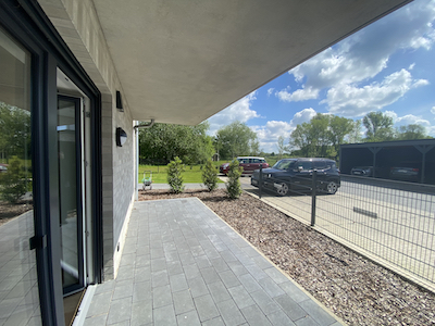 #IMMOTIONAL 2-ZIMMER-NEUBAUWOHNUNG IN BEDERKERSA - Terrasse Blick auf die Parkplätze