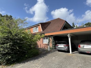 #IMMOTIONAL 3-ZIMMER-WOHNUNG NÄHE STADTPARK SPECKENBÜTTEL - Hausansicht mit Carport