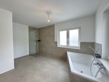 #IMMOTIONAL HELLE PENTHOUSE-WOHNUNG MIT GROßER DACHTERRASSE IN SPECKENBÜTTEL - Bedezimmer mit Dusche